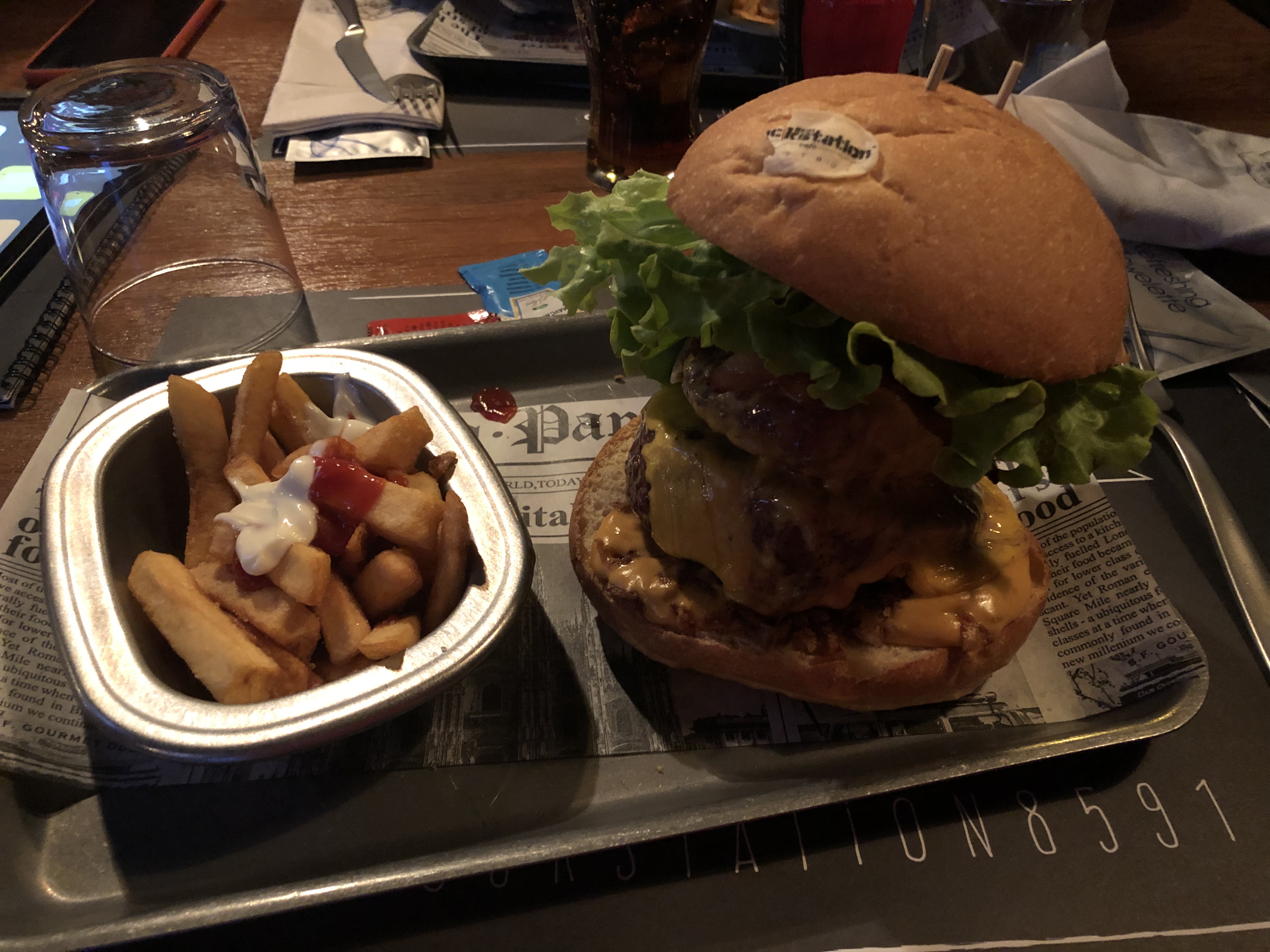 RockStation 8591 Cafe AC/DC Burger con scottona